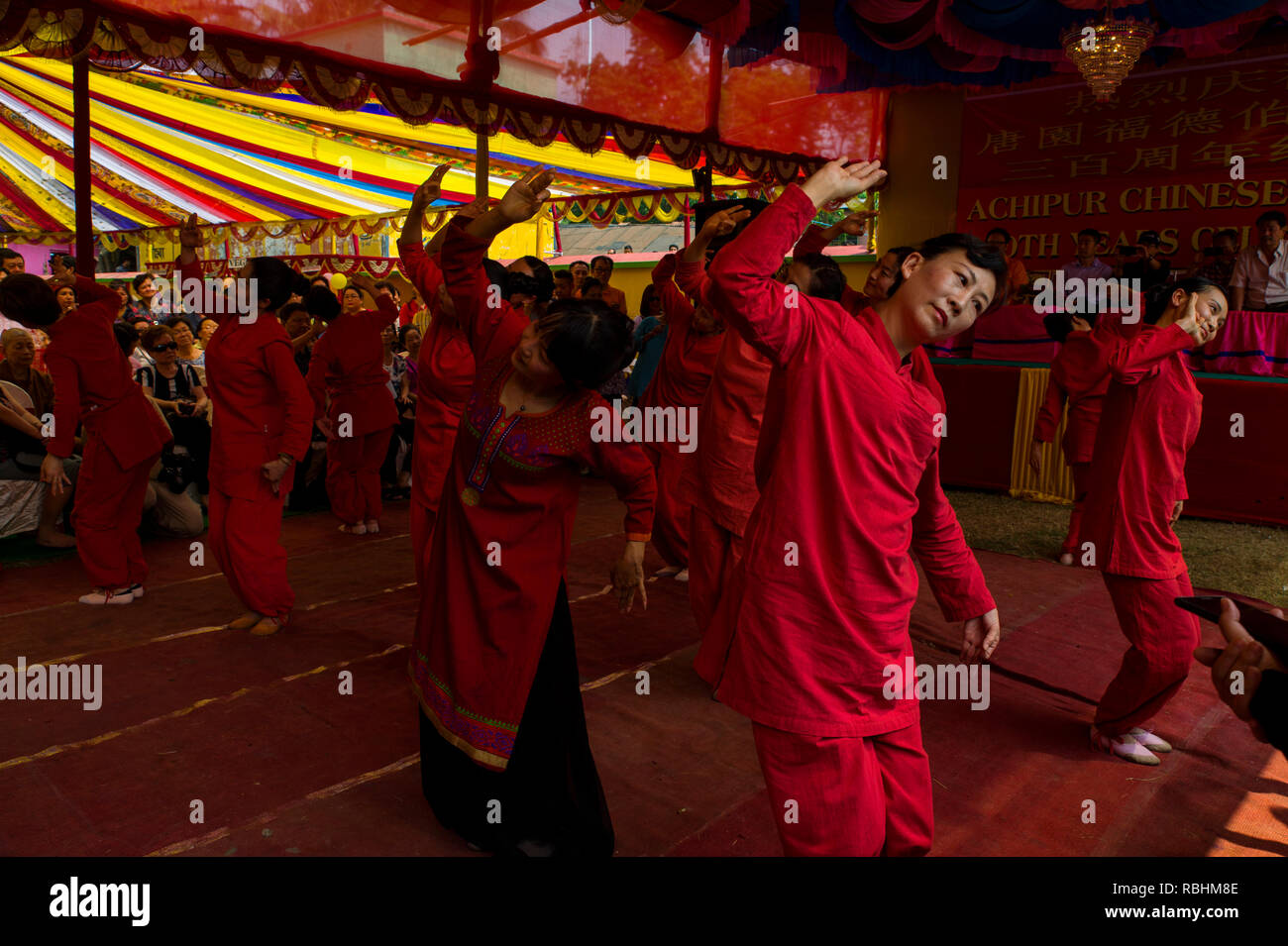 Chinesische Tänzer einen traditionellen Tanz zu 300 Jahre eines chinesischen Tempel in Achipur in der Nähe von Kolkata in Westbengalen. Stockfoto