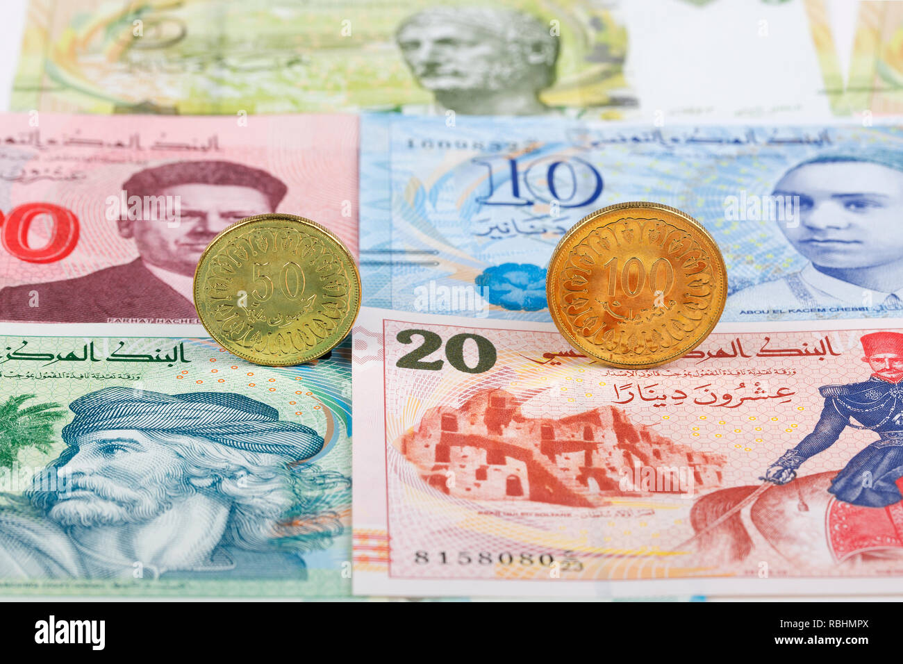 Tunesischer Dinar Münzen auf dem Hintergrund von Banknoten Stockfoto