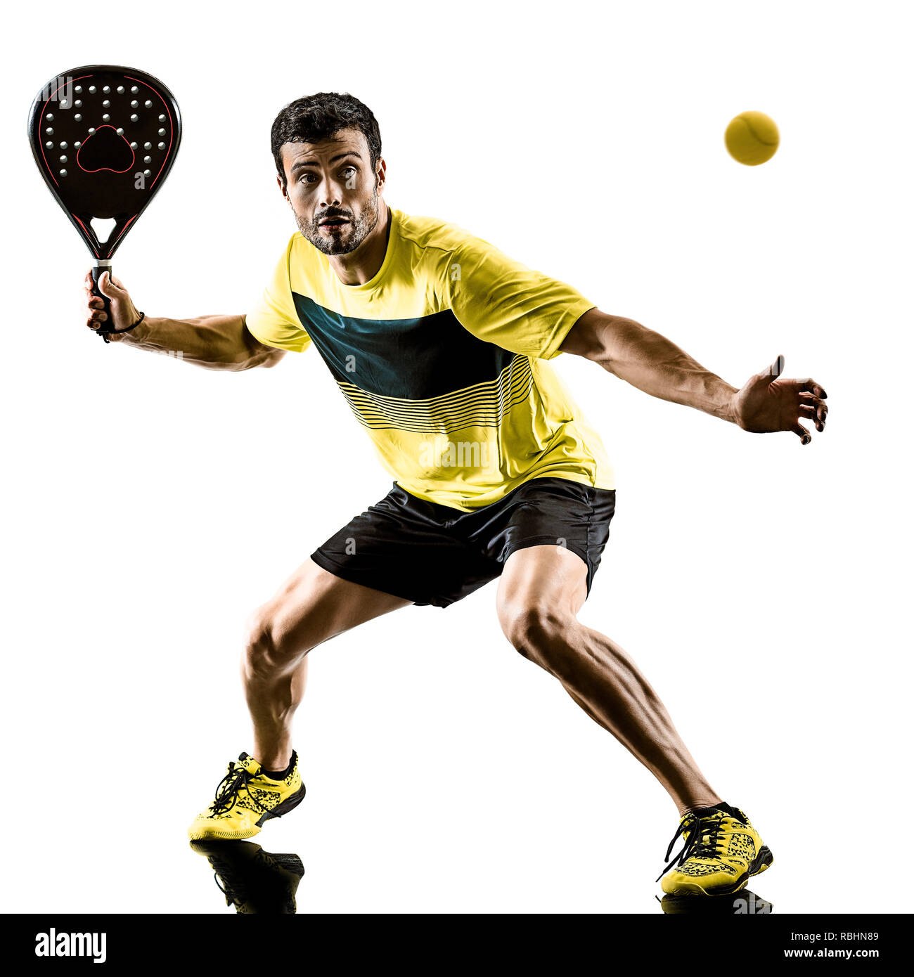 Ein kaukasischer Mann spielt Paddle Tennis Player auf weißem Hintergrund Stockfoto