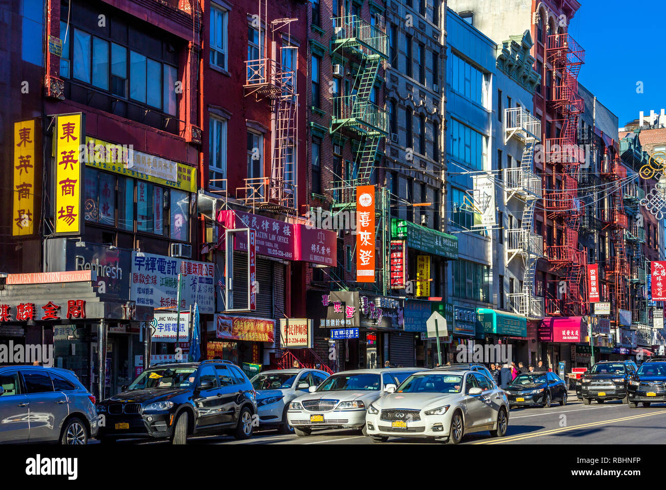 NEW YORK CITY - 3. APRIL 2018: Chinatown Straßen eines der wichtigsten Wahrzeichen in Manhattan Stockfoto