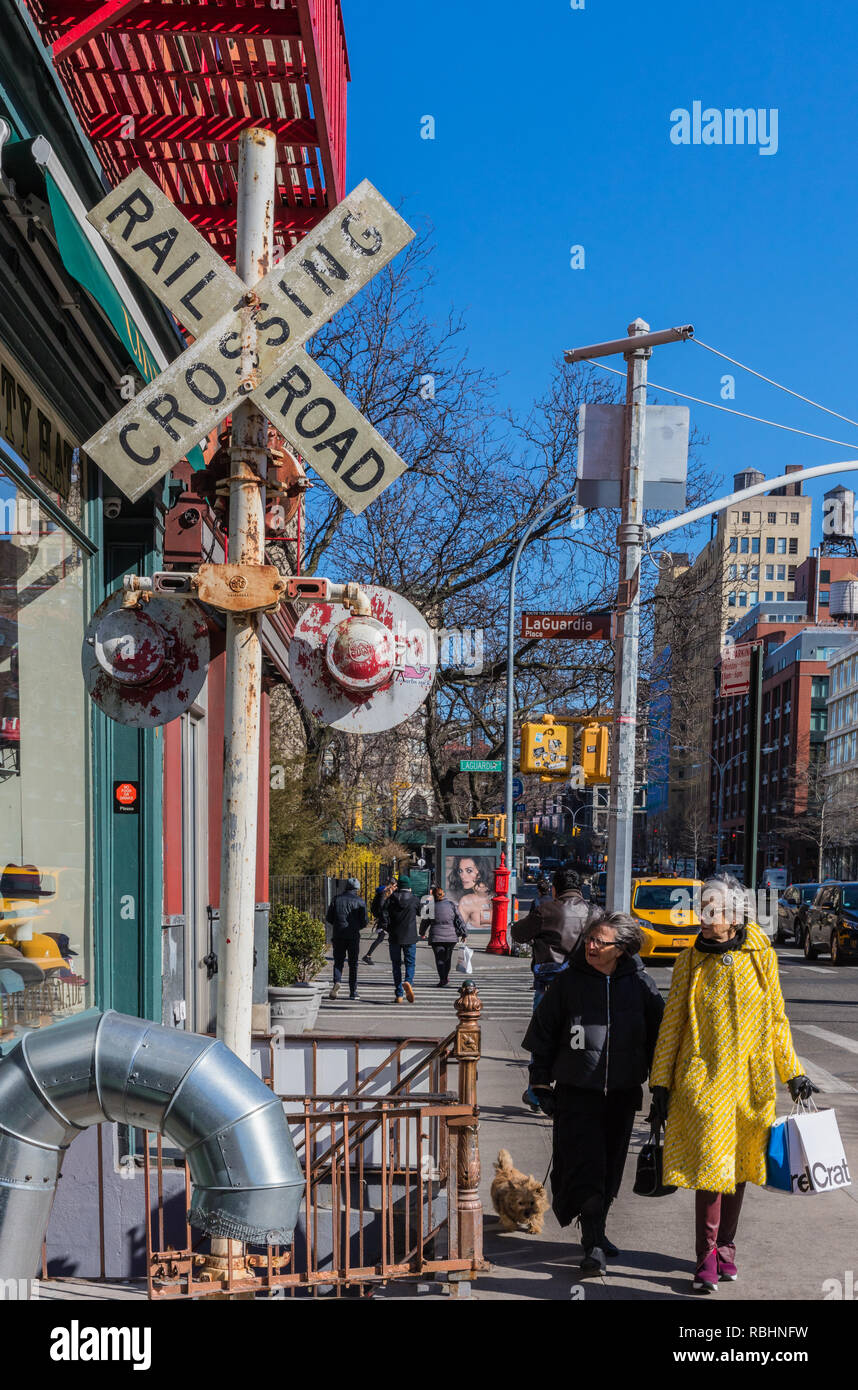 NEW YORK CITY - 3. APRIL 2018: Soho Straßen eines der wichtigsten Wahrzeichen in Manhattan Stockfoto