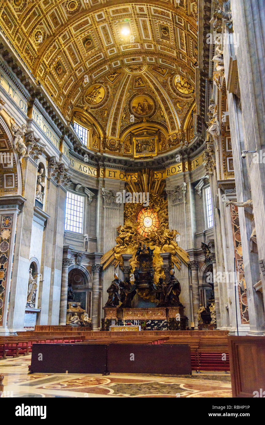 Vatikan Vatikan - Oktober 05, 2018: die Cathedra Petri, Altar der Stuhl des  Heiligen Petrus. Innenraum der Basilika St. Peter Stockfotografie - Alamy