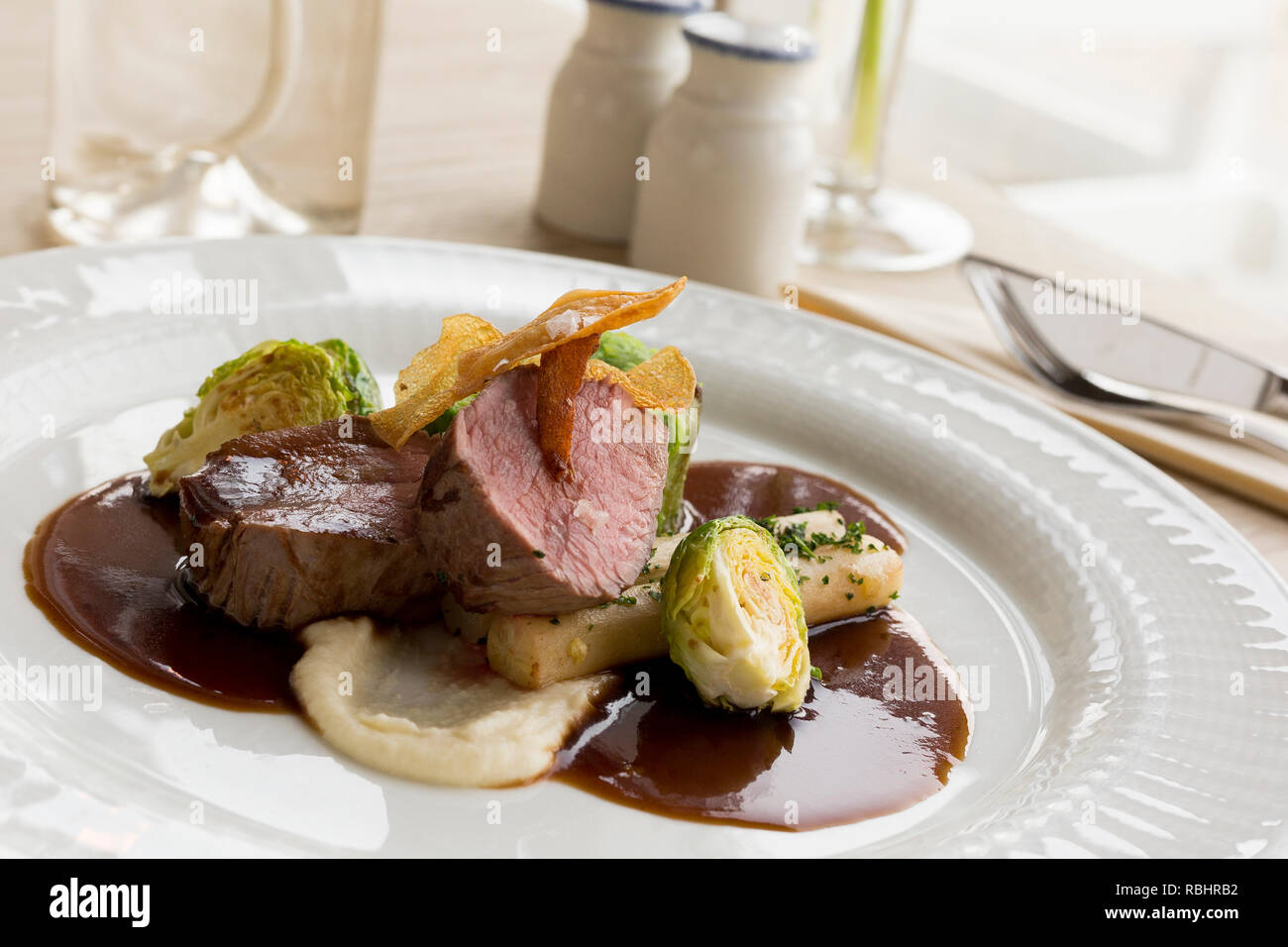 Lecker und saftig gebratenes Fleisch, in einem ausgefallenen Restaurant von einem gourmet Koch zubereitet Stockfoto