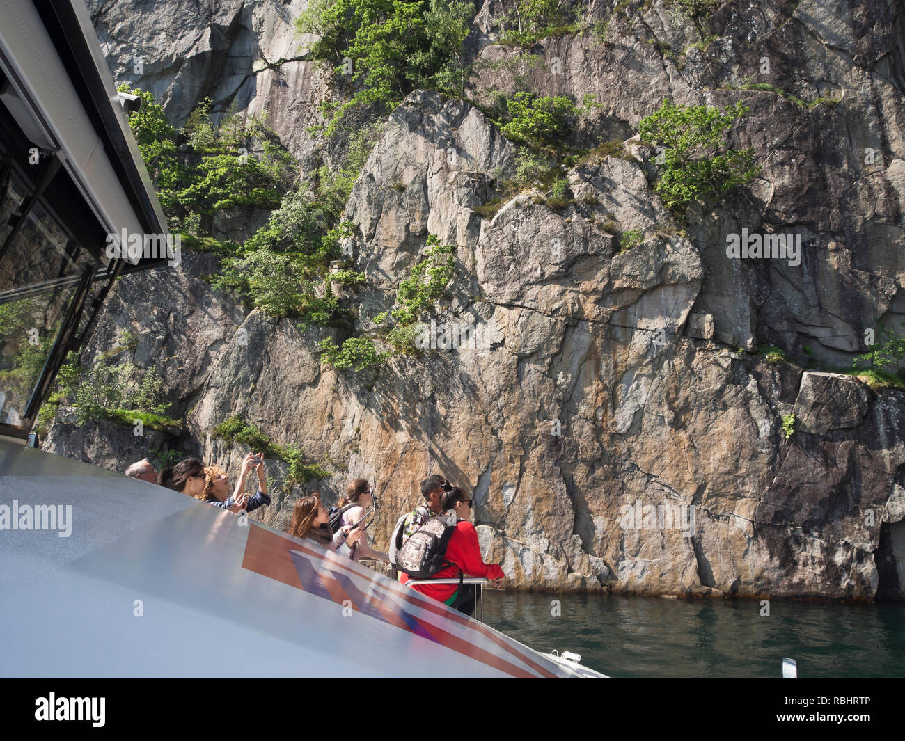 Einen Tag Fjord Cruise in Lysefjorden östlich von Stavanger Norwegen, Touristen bewundern die steilen und schroffen Berghängen vom Boot aus Stockfoto