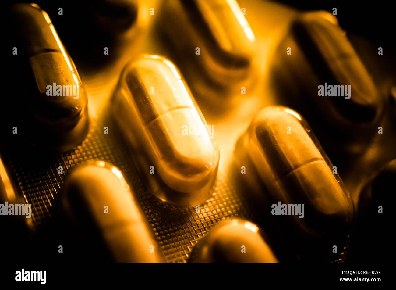 Pillen in gelb getönten Bild Stockfoto