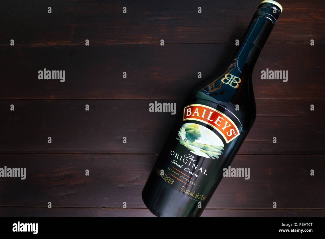 LONDON - Januar 08, 2019: Baileys Irish Cream Glas Flasche auf dunklen Hintergrund Stockfoto