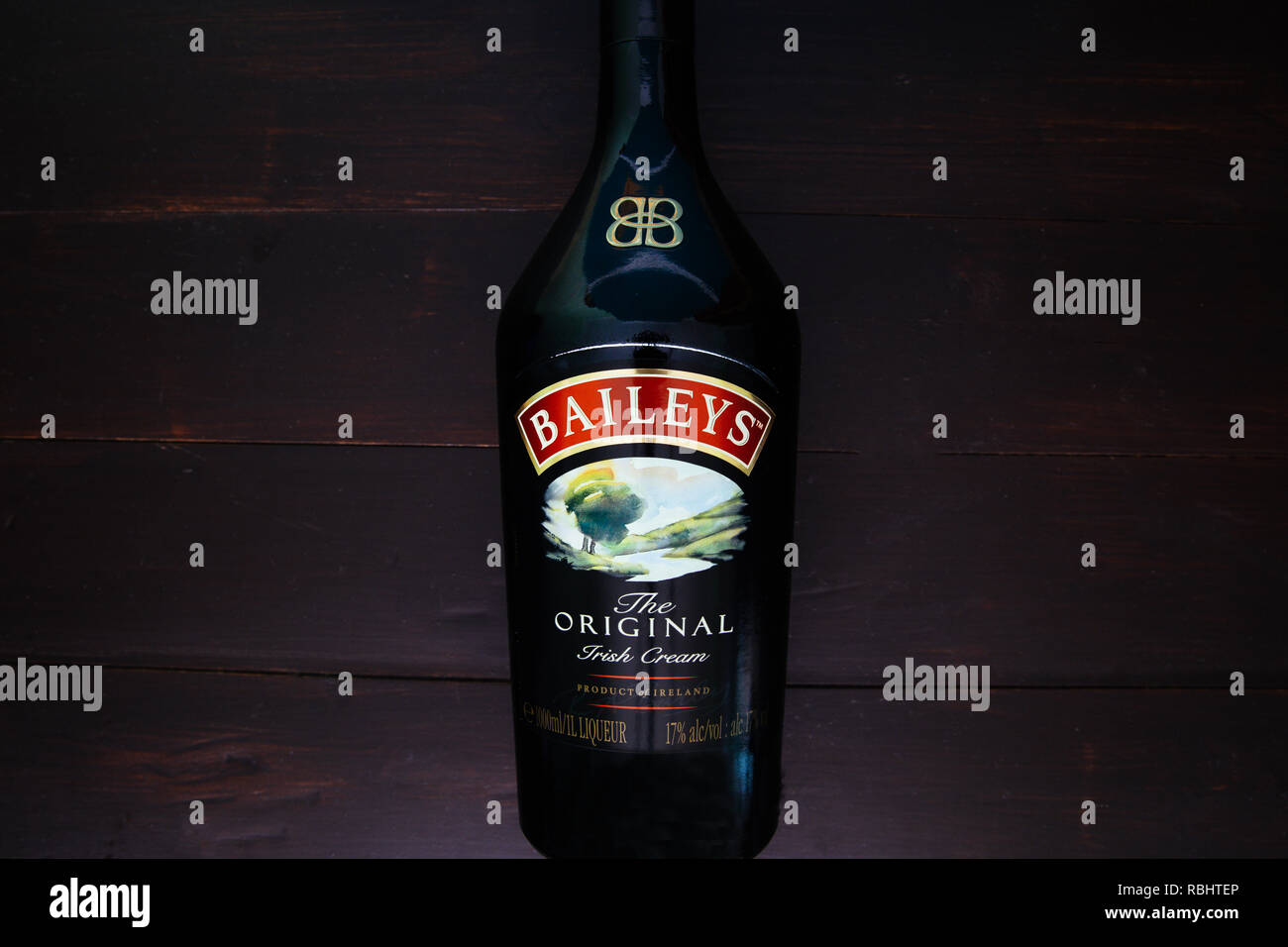 LONDON - Januar 08, 2019: Baileys Irish Cream Glas Flasche auf dunklen  Hintergrund Stockfotografie - Alamy