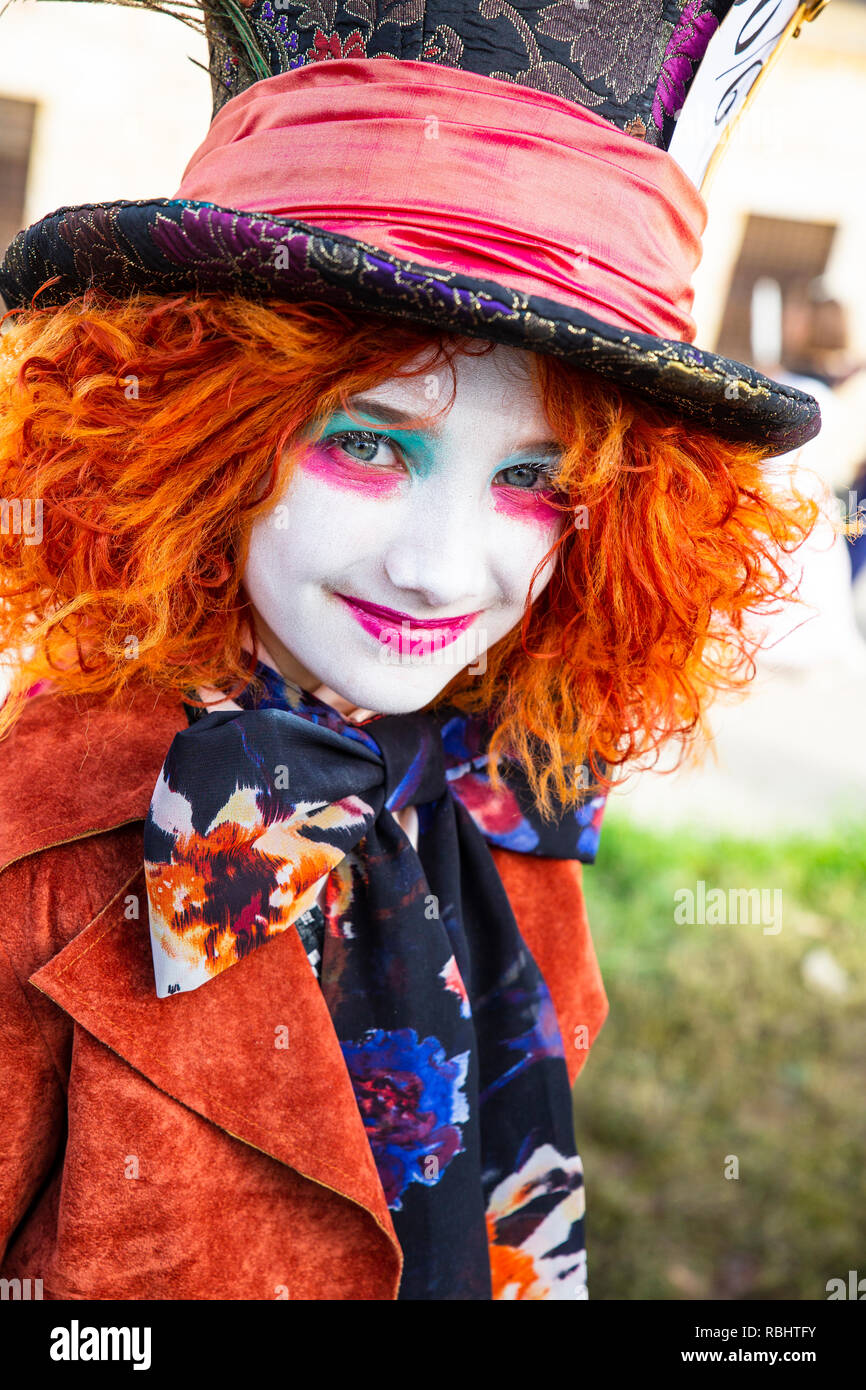 Lucca, Italien, 03.11.2018: Während des Karnevals Tage ein cosplayer als Mad Hatter, Charakter der berühmte Film von Alice im Wunderland gekleidet Stockfoto