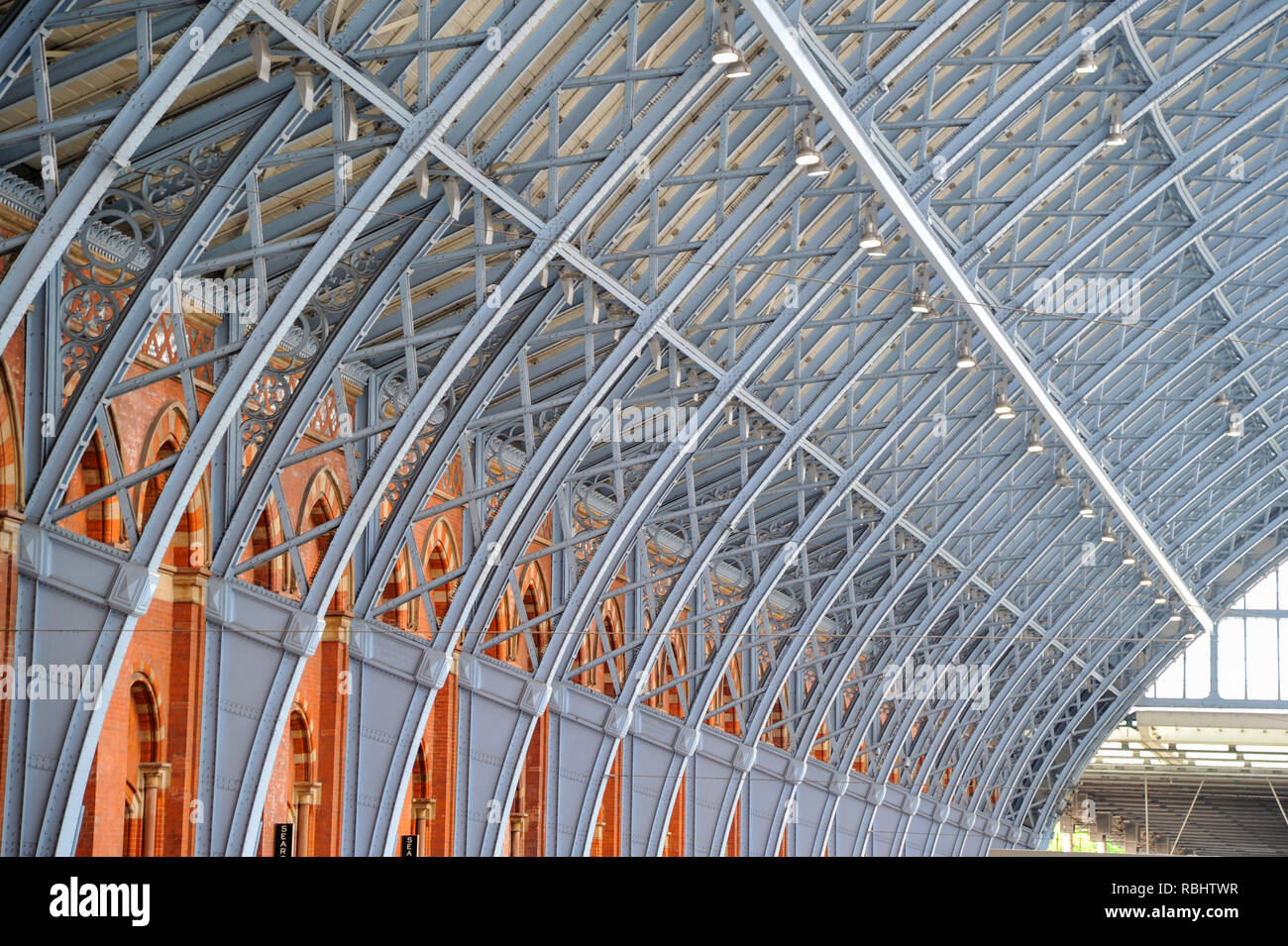 Große Glas und Eisen Dach von St. Pancras Station Stockfoto