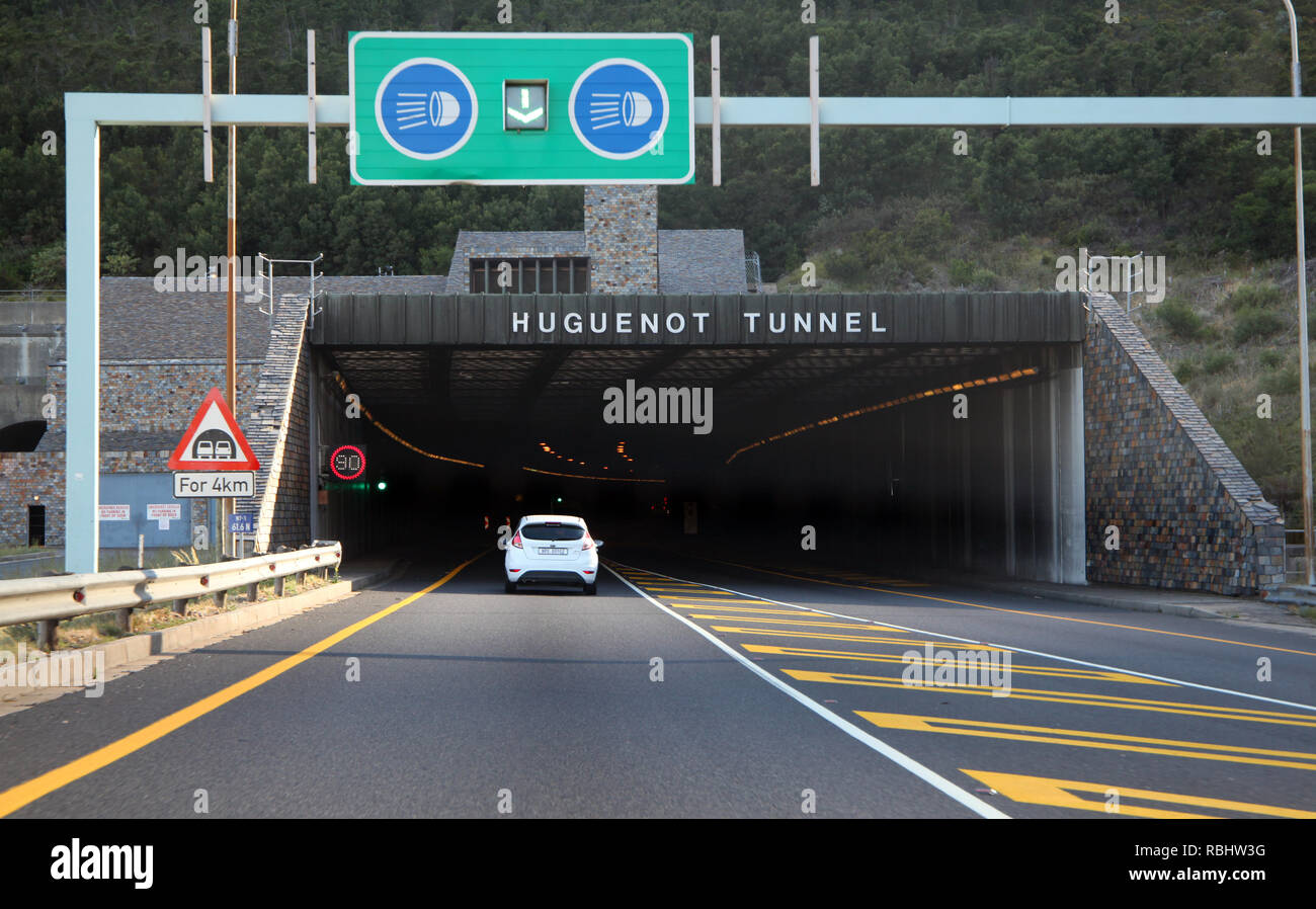 Mit Blick auf die Hugenotten Tunnel (Kap Twn Seite), die durch die Du Toitskloof Berge auf der N1 in der Nähe von Paarl, Kapstadt, Südafrika läuft Stockfoto