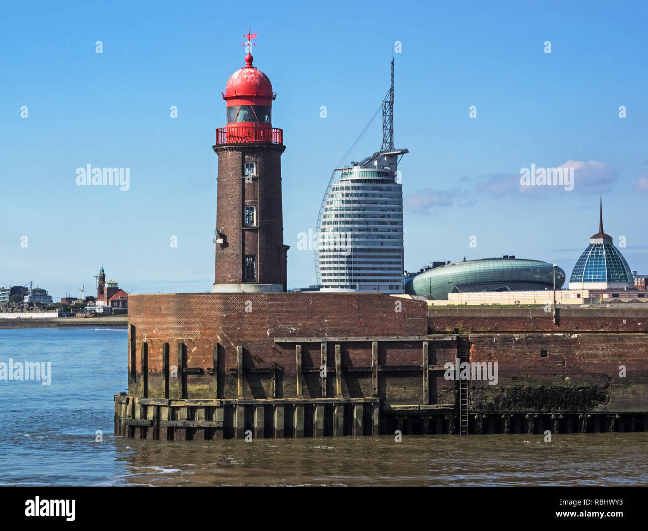 Die Stadt Bremerhaven mit Pier Leuchtturm und "Havenwelten" Stockfoto