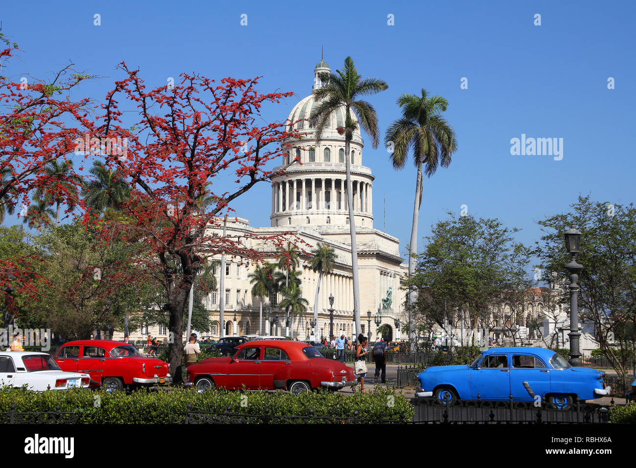 Havanna - 25. Februar: Klassische amerikanische Autos, die am 25. Februar 2011 in Havanna. Letzte Änderung im Gesetz erlaubt die Kubaner Autos wieder zu handeln. Die meisten Autos in C Stockfoto