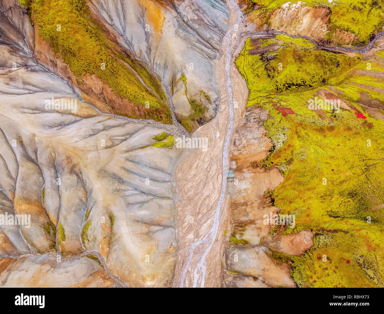 Aerial-Jokulgilskvisl Fluss und Berggipfel, Landmannalaugar, Island. Die Gegend ist für die ungewöhnlichen geologischen Elemente bekannt. Stockfoto
