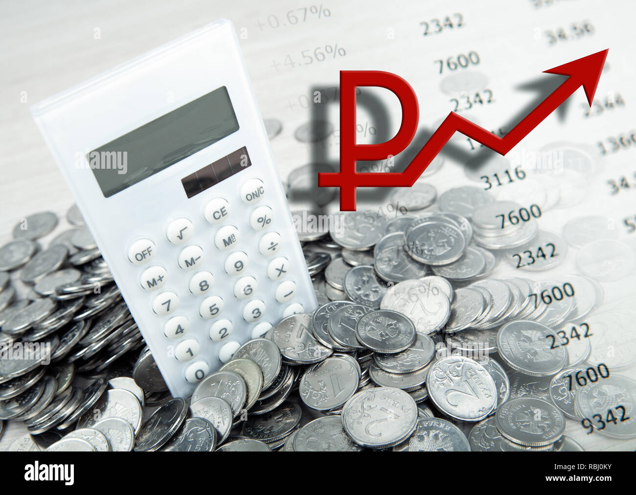 Taschenrechner mit russischer Rubel Münzen und ein Symbol für die wachsende Rubel Stockfoto
