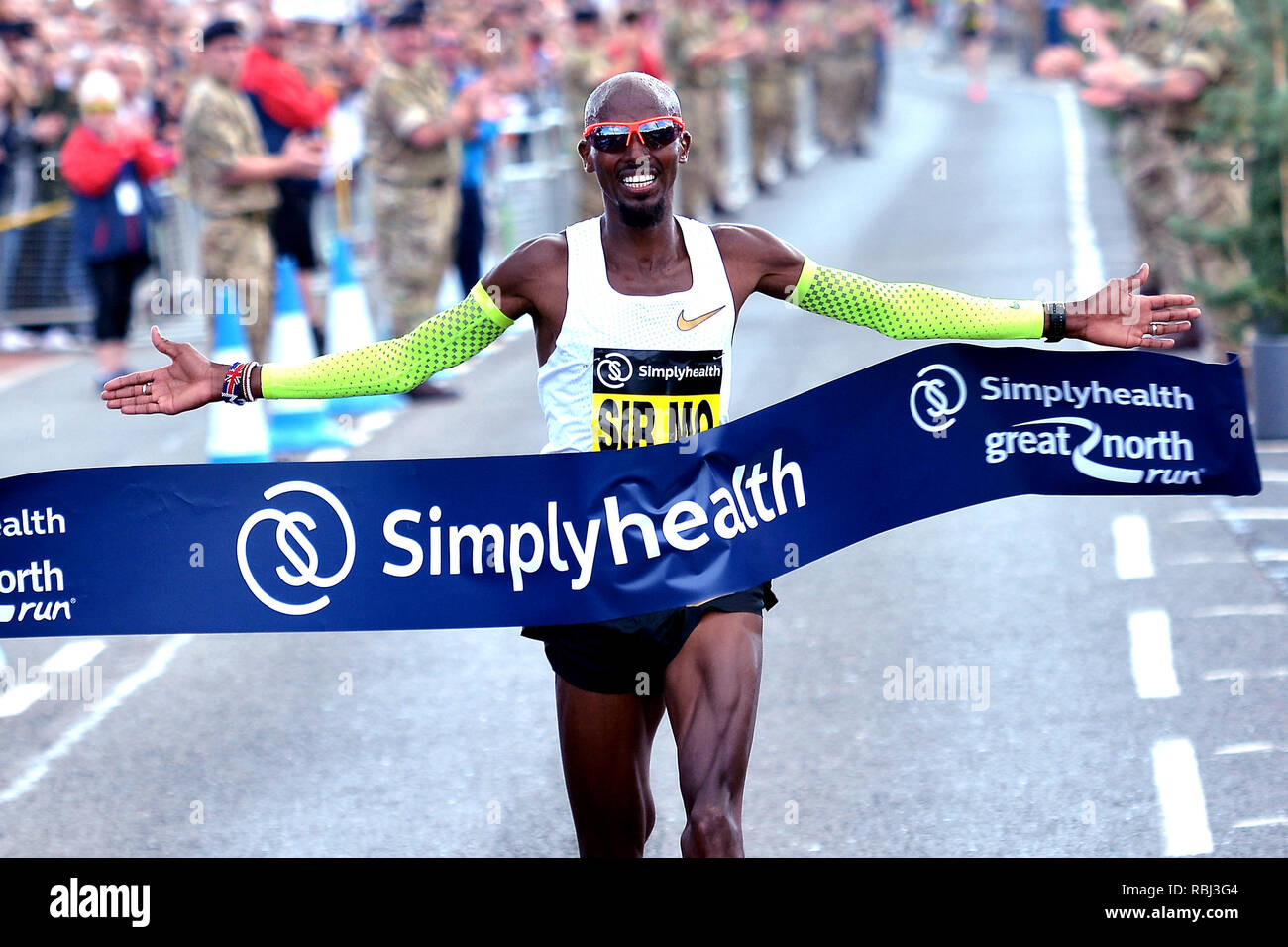 Sir Mo Farah überquerte die Ziellinie und gewann den Simply Health Great North Run 2018, Nordostengland, Großbritannien Stockfoto