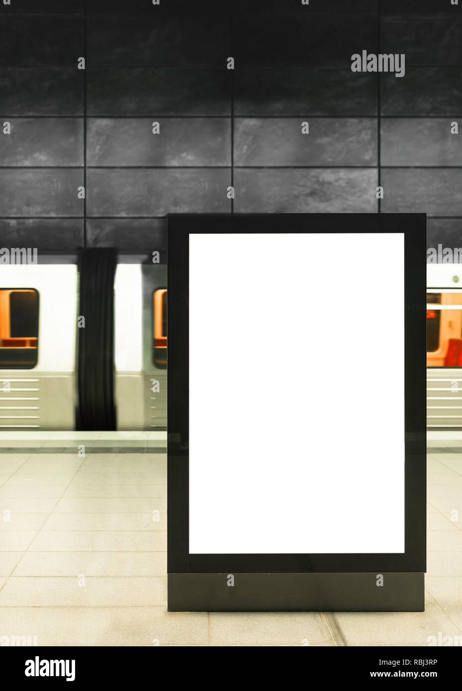 Beleuchtete digitale Plakatwand in der U-Bahn Station Stockfoto