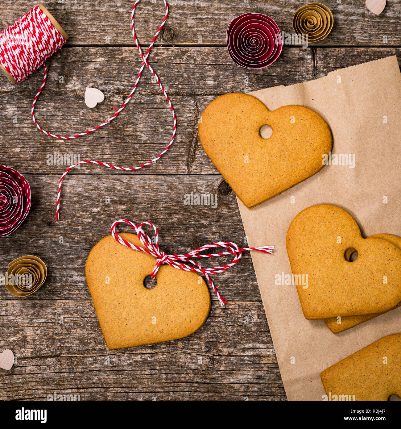 Valentines Tag Hintergrund. Valentines Tag Herzförmige Plätzchen auf Holz- Hintergrund Stockfoto