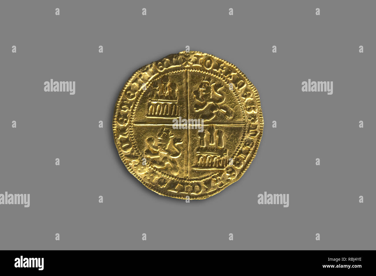 Cordoba, Spanien - Dez 7th, 2018: Johann II. von Kastilien (1406-1454) Gold Medaille. Dobla de La Banda Vorderseite. Cordoba archäologisches Museum, Spanien Stockfoto