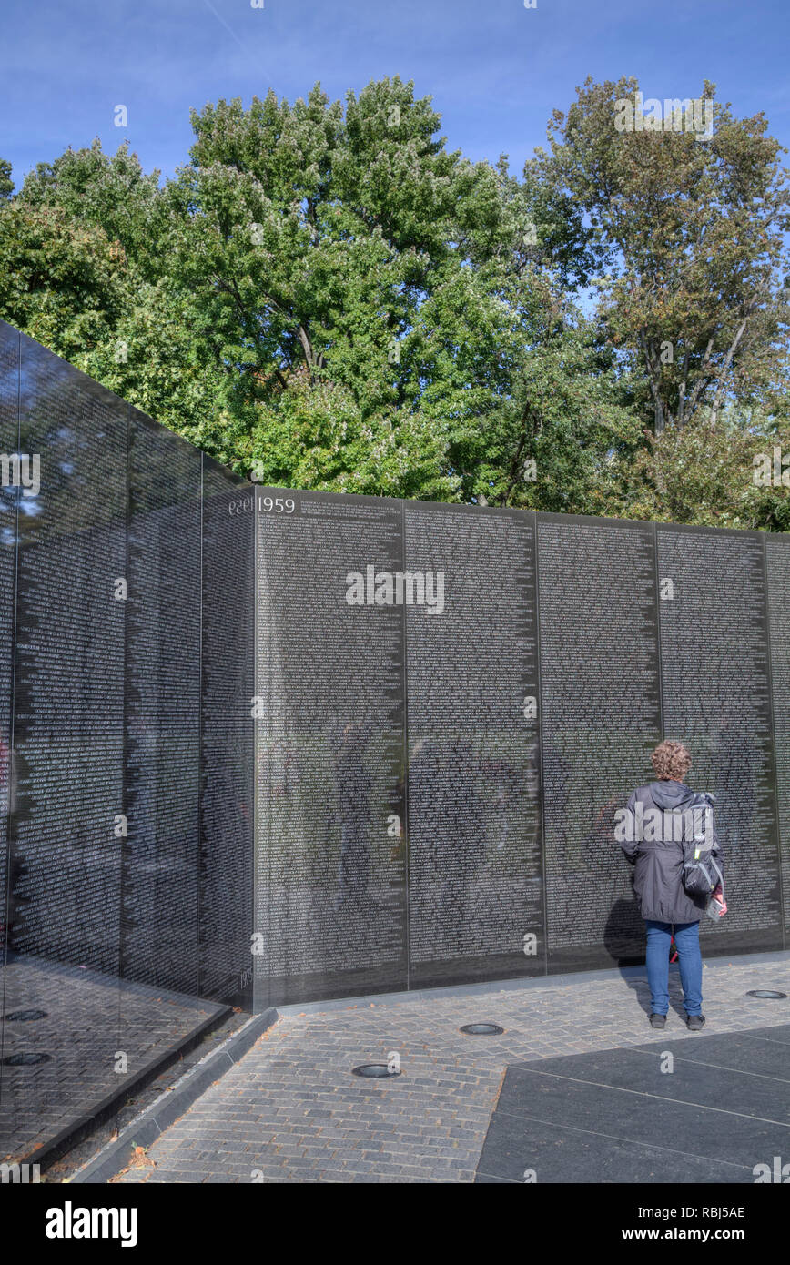 Person an die Wand, Vietnam Veterans Memorial, Washington D.C., USA Stockfoto