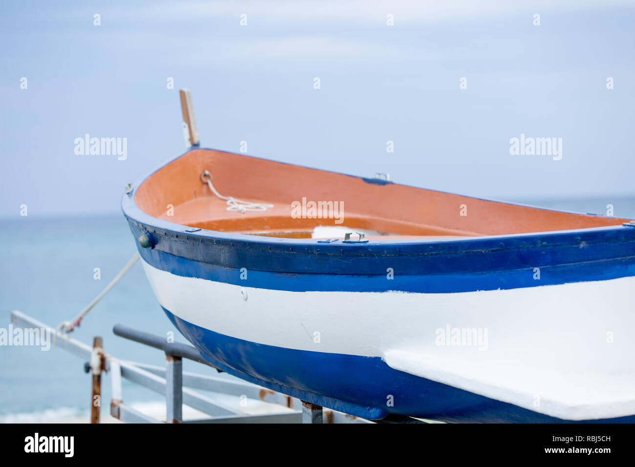 Boot Aufenthalt an einem Strand in Küste Stockfoto