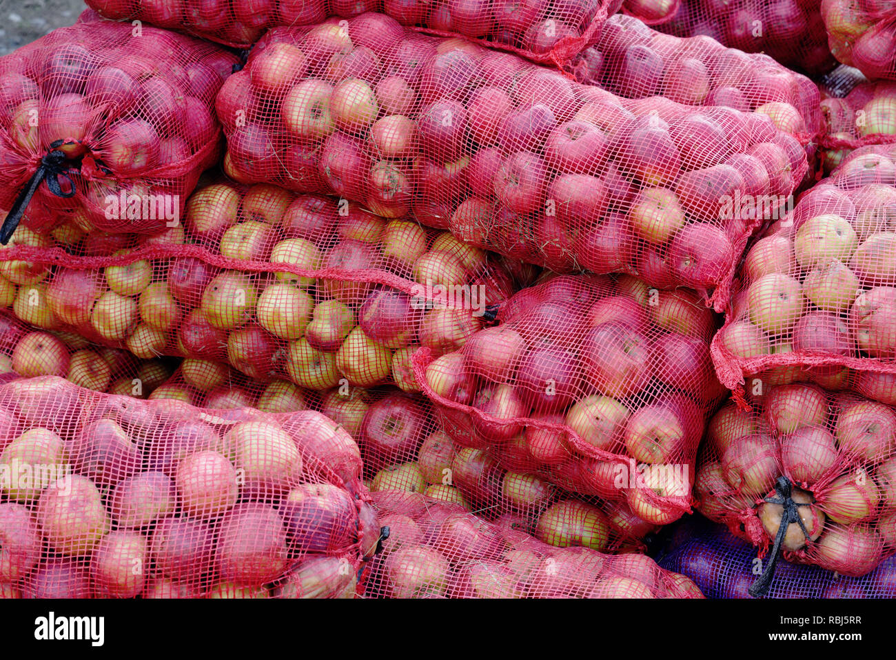 Beutel Äpfel zum Verkauf an einem Bauernhof in Quebec Stockfoto