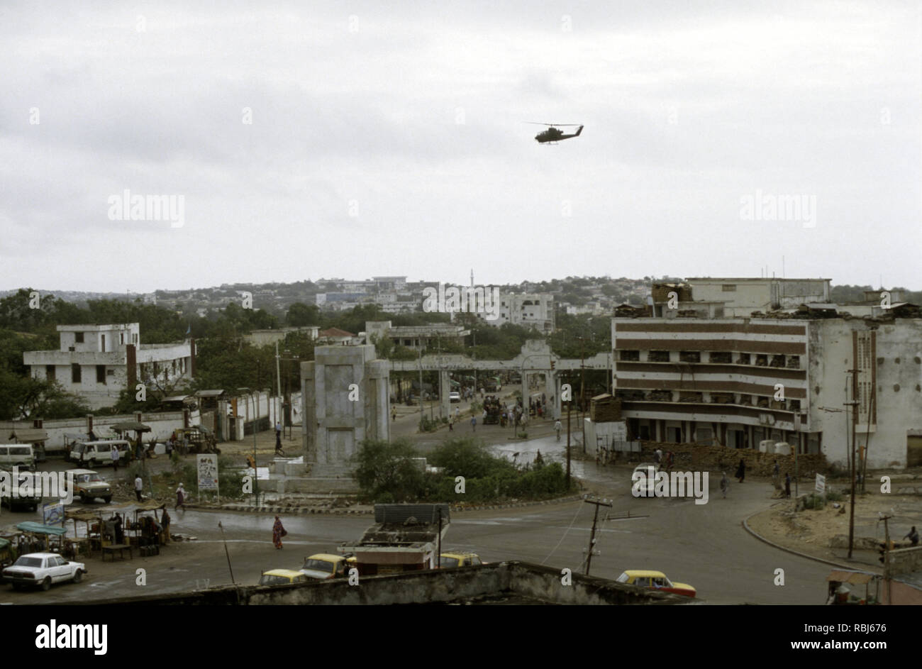 10. Oktober 1993 ein US-Armee Bell AH-1 Cobra Kampfhubschrauber patrouilliert niedrig über die K-4 Kreisverkehr in Mogadischu, Somalia. Stockfoto