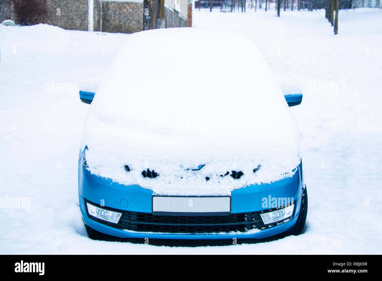 Gefrorene Auto im Winter Schnee bedeckte, Ansicht frontscheibe  Windschutzscheibe und Motorhaube auf verschneiten Hintergrund  Stockfotografie - Alamy