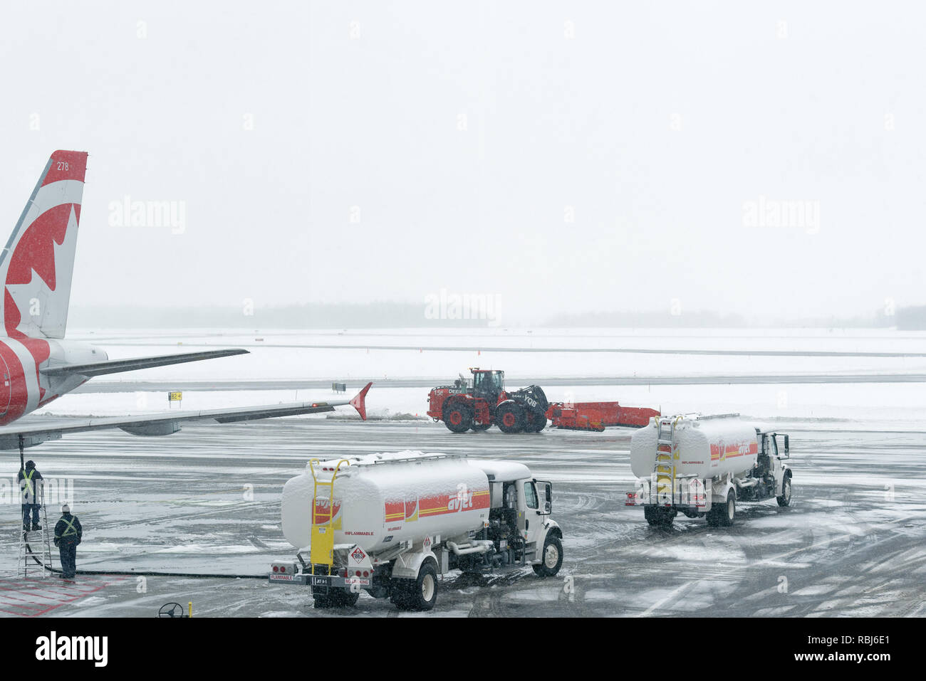 Ein Airbus A319 wird im Winter in der Stadt Quebec Jean Lesage Flughafen aufgetankt. Stockfoto