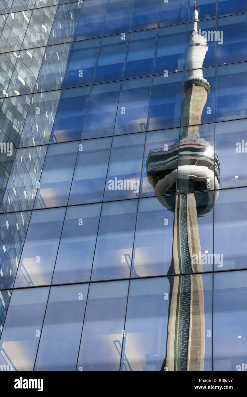 Der CN Tower, spiegelt sich in einem Bürogebäude in Toronto, Kanada Stockfoto