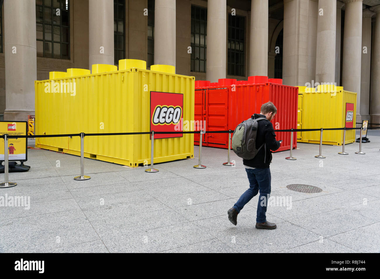 Ein Mann vorbei gehen. Transportbehälter wie Lego Steine außerhalb der Union Station in Toronto, Kanada suchen Stockfoto