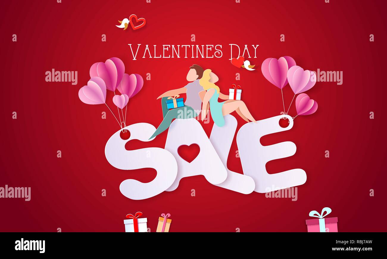 Valentines Tag verkauf Karte mit ein paar sitzen auf großen Buchstaben Verkauf auf Roter Himmel Hintergrund. Vektor Papier art Illustration. Papier schneiden Stil. Stock Vektor