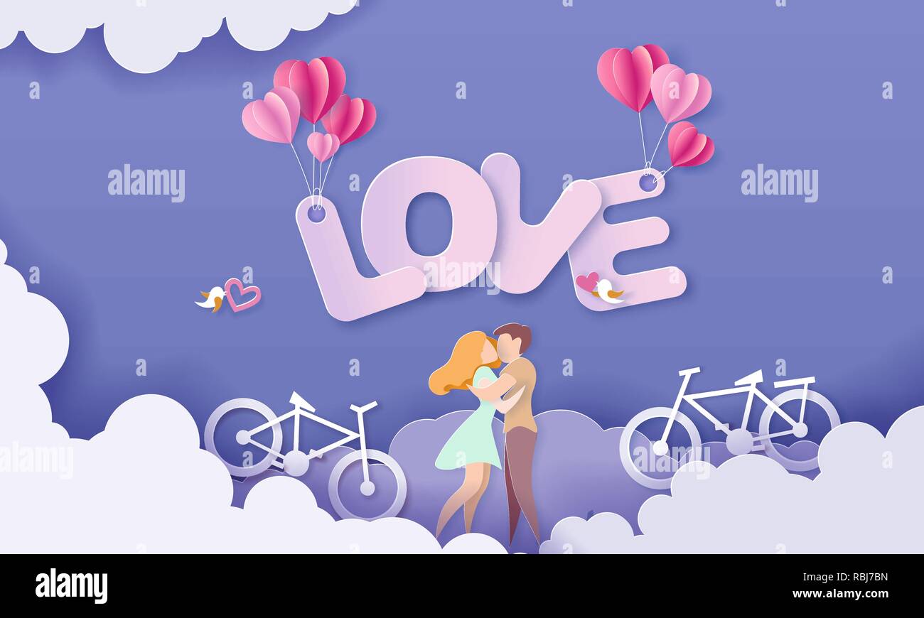 Valentines Tag Karte mit Paar ständigen Umarmen mit großen Buchstaben Liebe und ihre Fahrräder auf und blauer Himmel. Vektor Papier art Illustration. Papier geschnitten und Handwerk Stil. Stock Vektor