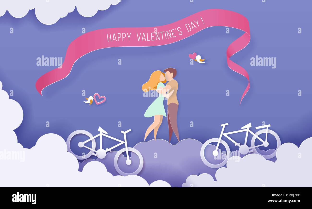 Valentines Tag Karte mit Paar ständigen Umarmen mit ihren Fahrrädern auf blauen Himmel Hintergrund. Vektor Papier art Illustration. Papier geschnitten und Handwerk Stil. Stock Vektor