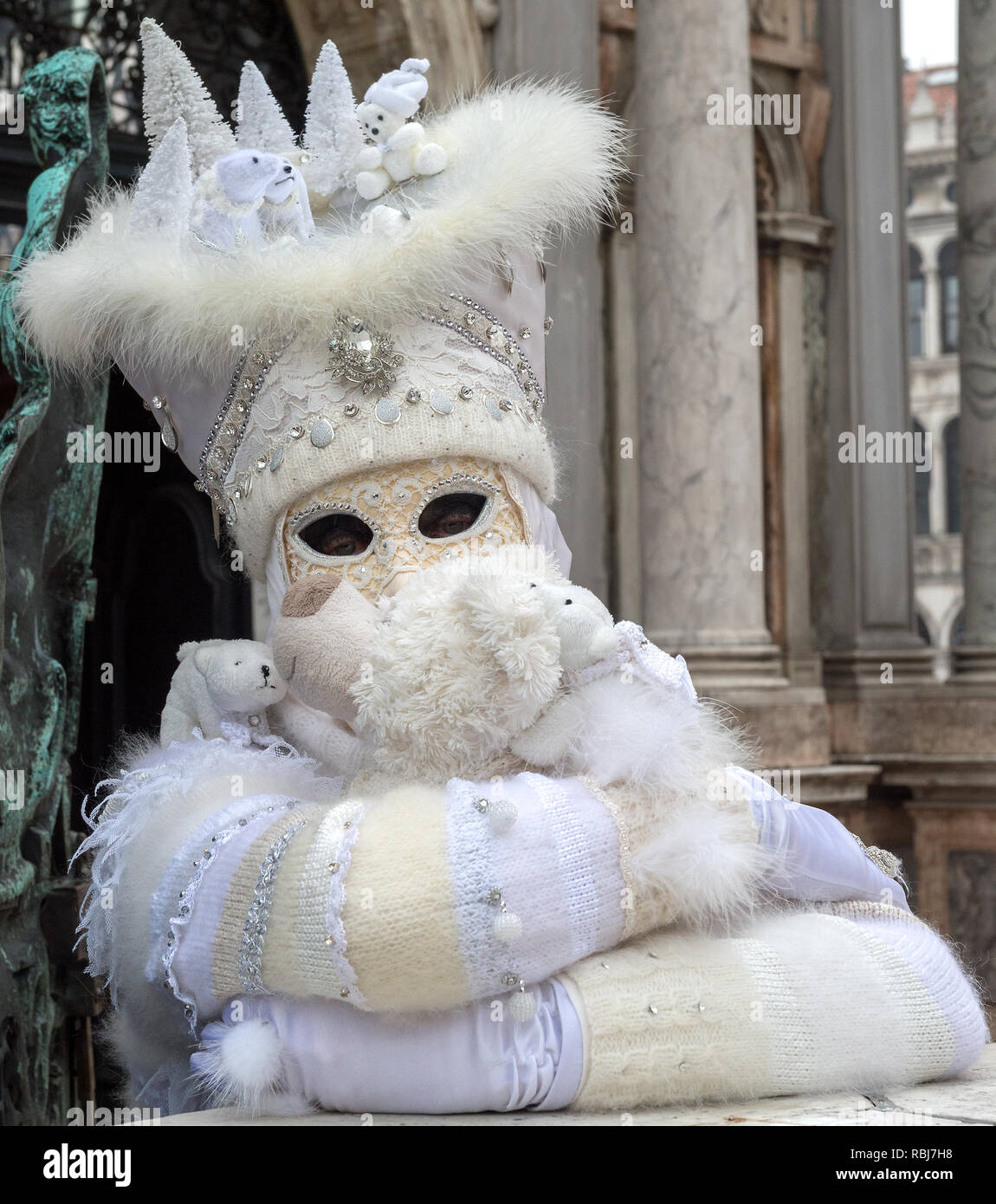 Nachtschwärmer in traditionellen aufwändige Maske und Kostüm Karneval in Venedig (Carnevale di Venezia). Venedig, Venetien, Italien, Europa Stockfoto