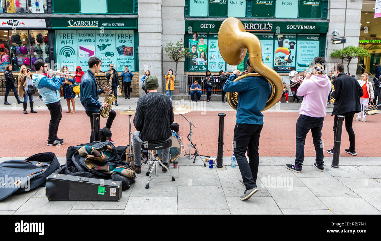 Straßenmusikanten auf der King St. in der Nähe der Grafton Street, unterhaltsame Touristen und Zuschauer. Stockfoto