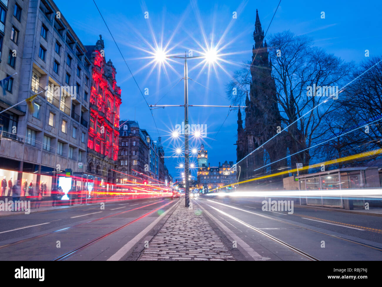 Nacht Wanderwege, Princes Street bei Nacht mit Verkehr, Balmoral Wecker und Scott Monument, Edinburgh, Schottland, Großbritannien Stockfoto