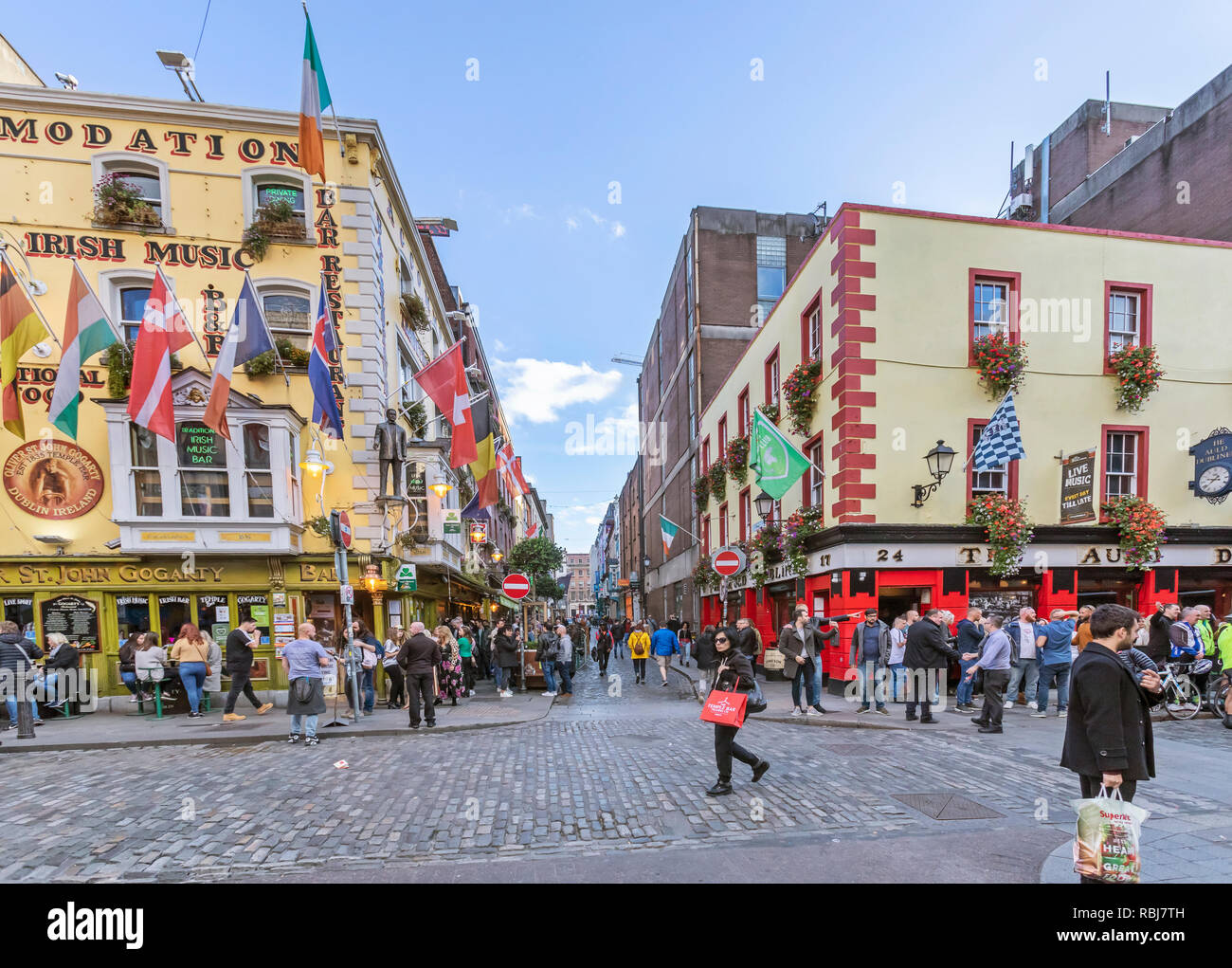 Menschen, Familien, Touristen zu Fuß und erkunden Fleet St., einer belebten Geschäftsstraße in Dublin, Irland. Stockfoto