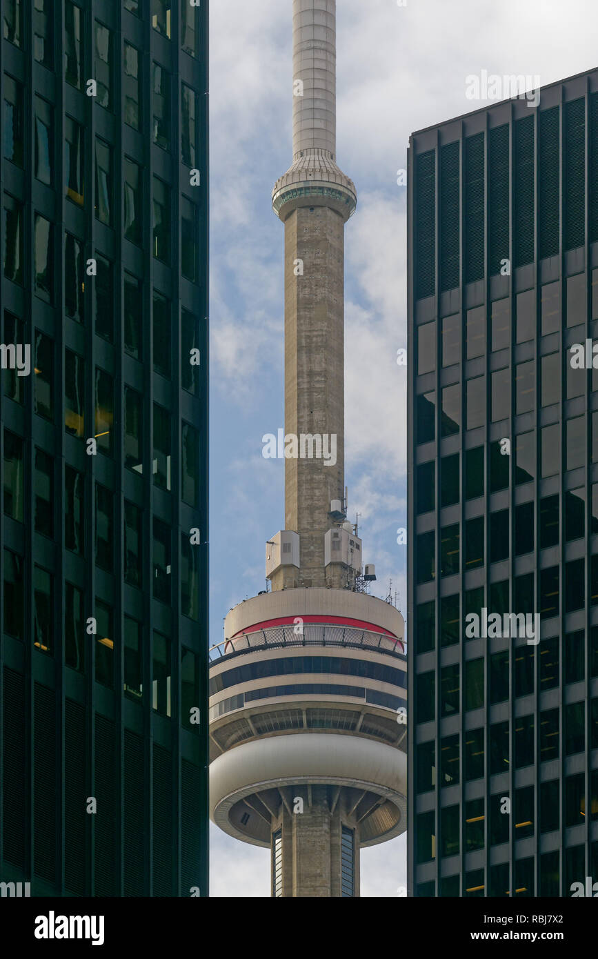 Der CN Tower zwischen zwei wolkenkratzern an Bay Steet in Toronto, Kanada gesehen Stockfoto