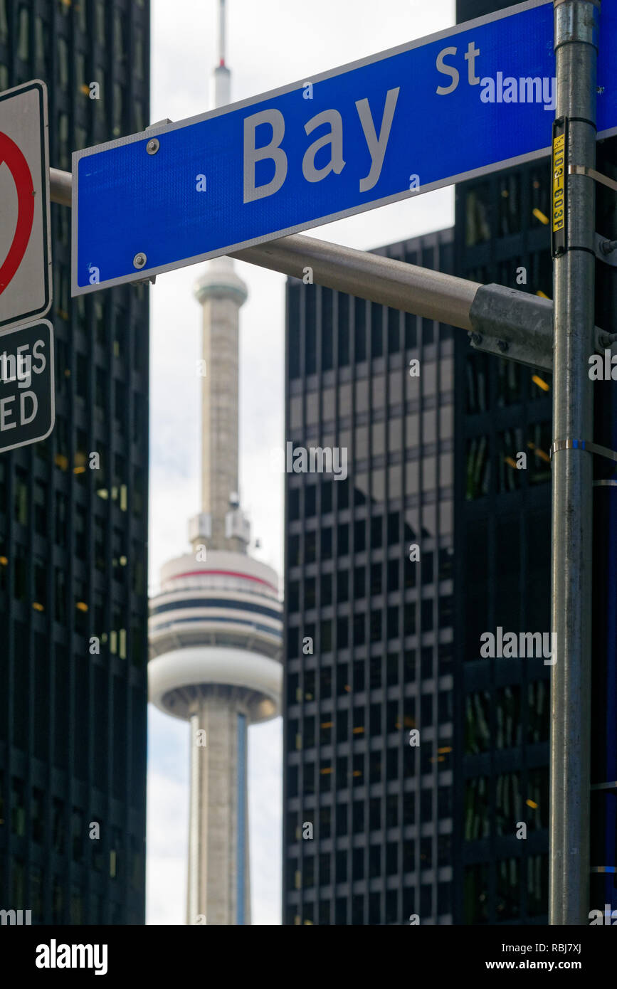 Der CN Tower zwischen zwei wolkenkratzern an Bay Steet in Toronto, Kanada gesehen Stockfoto