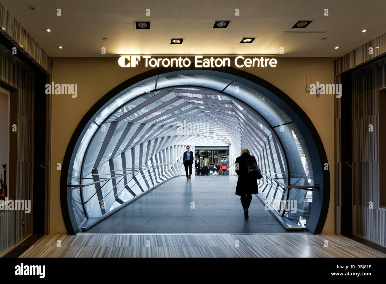 Der Helix Sky Brücke, links Eaton Center an der Hudson Bay Gebäude, Toronto, Kanada Stockfoto