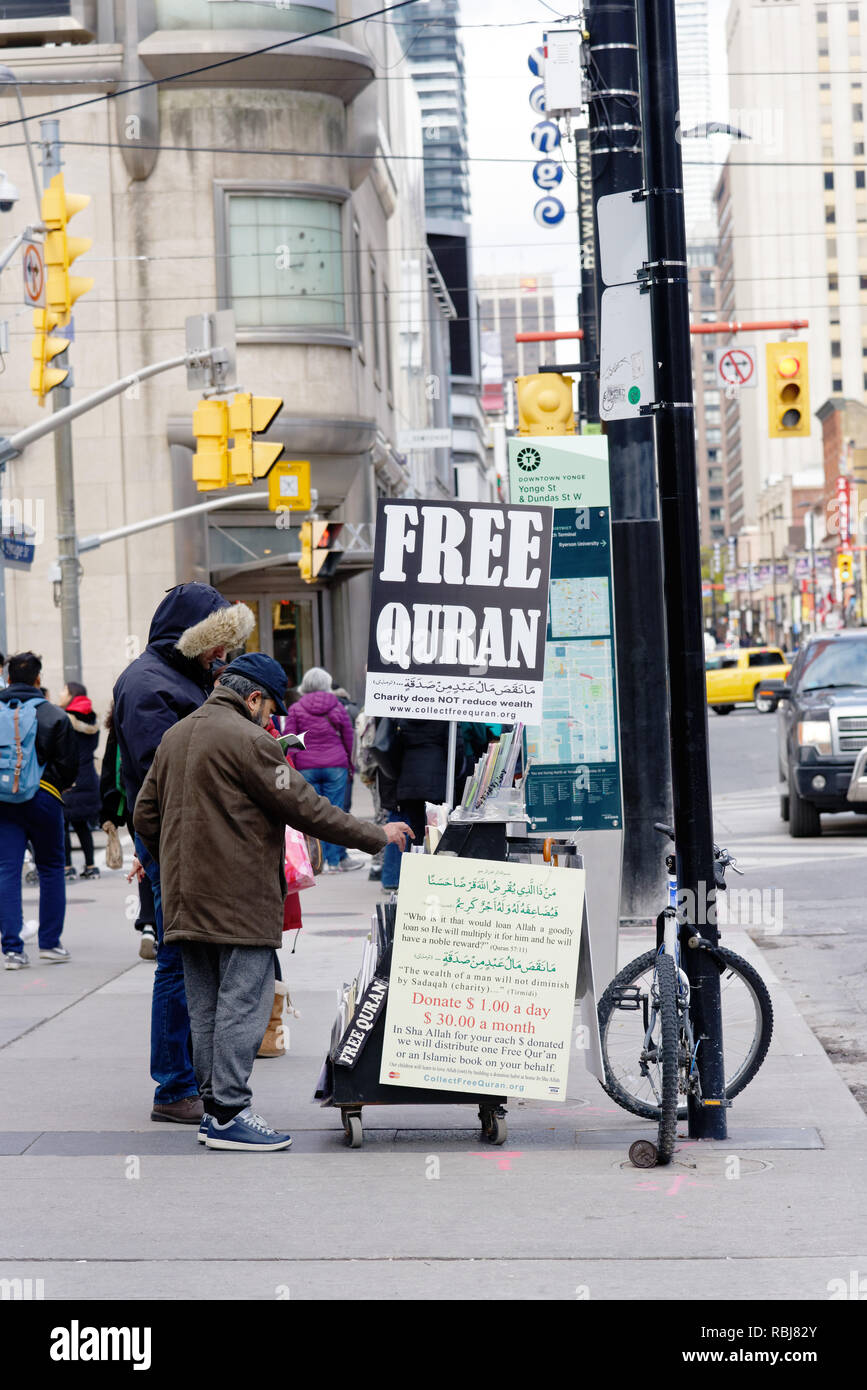 Ein muslimischer Mann an einer Straße stehen verlosen kostenlose Kopien des Koran, Toronto, Kanada Stockfoto