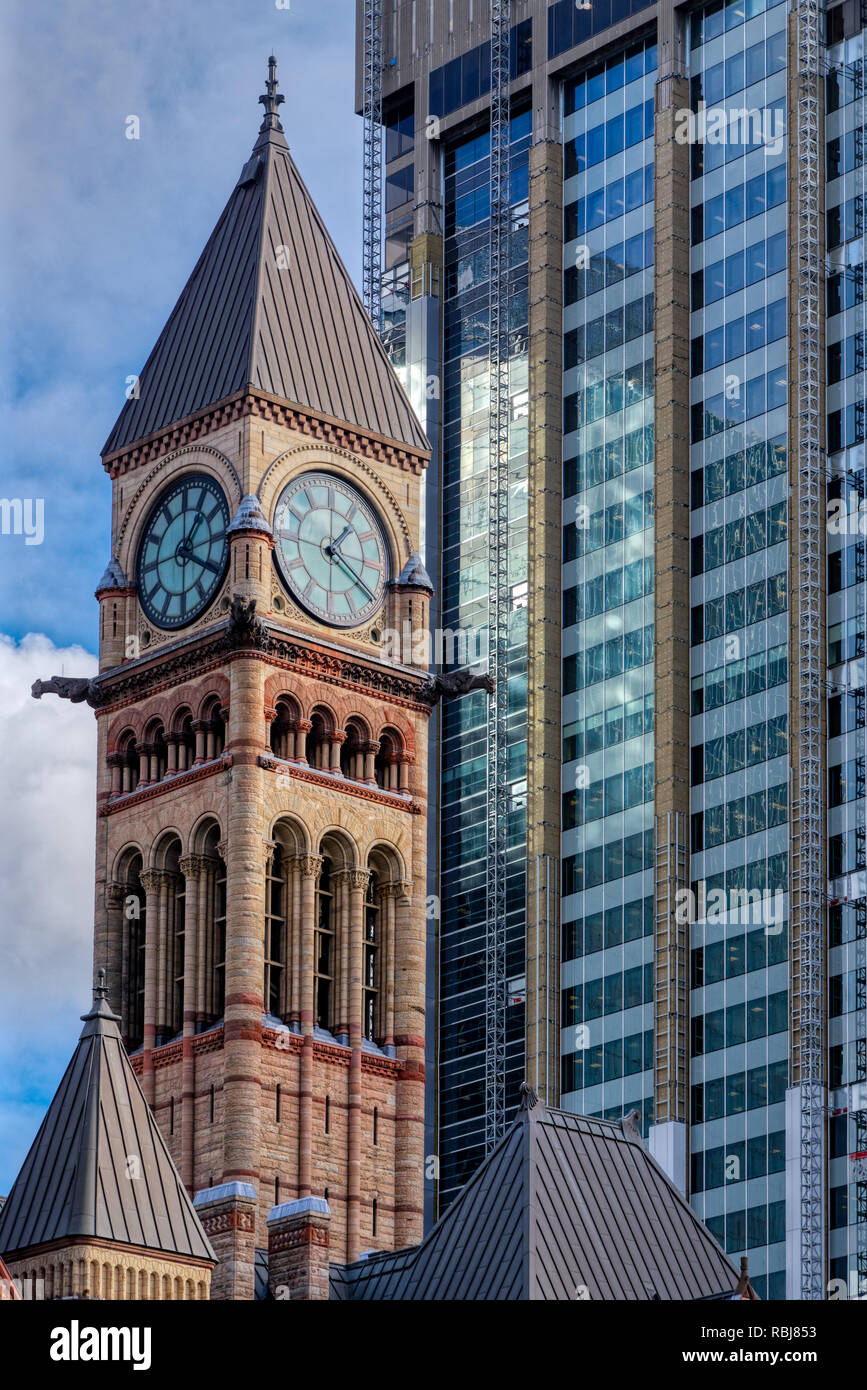 Das Alte Rathaus in Toronto steht im Gegensatz zu der modernen Architektur, die sie umgibt - Hinter ist die Bank von Montreal (BMO) Gebäude Stockfoto