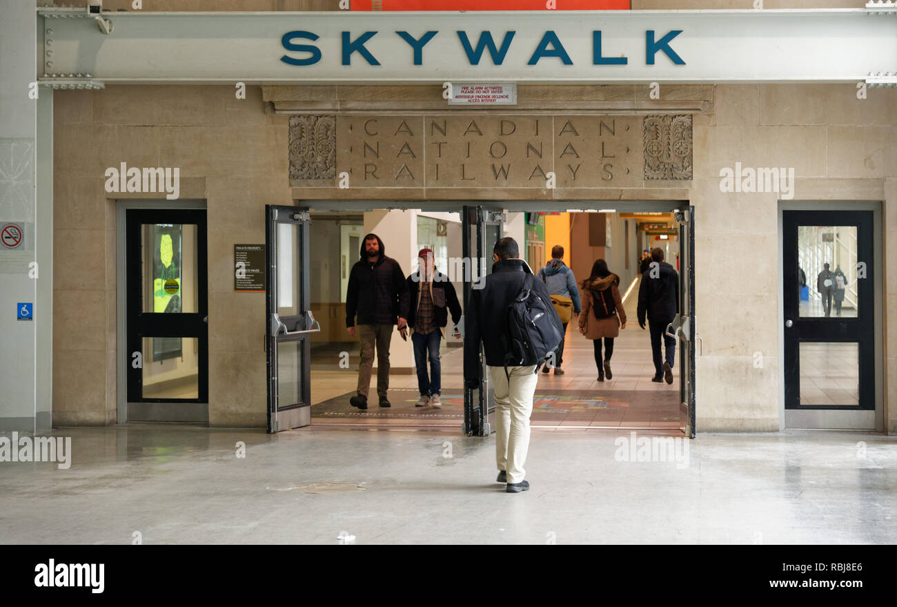 Im Inneren des Toronto Skywalk, eine überdachte Fußgängerzone in der Innenstadt von Toronto Stockfoto