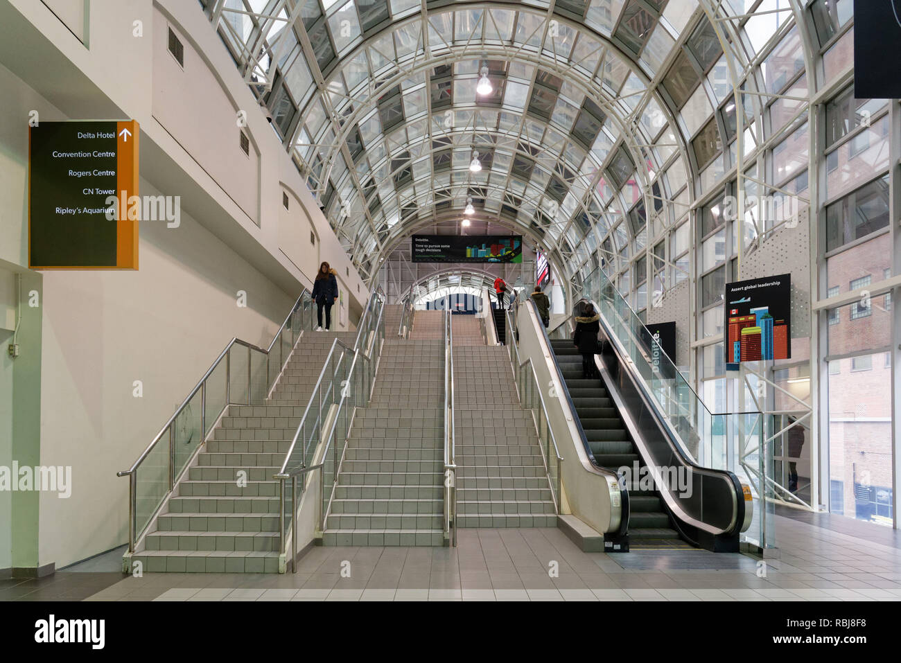 Im Inneren des Toronto Skywalk, eine überdachte Fußgängerzone in der Innenstadt von Toronto Stockfoto