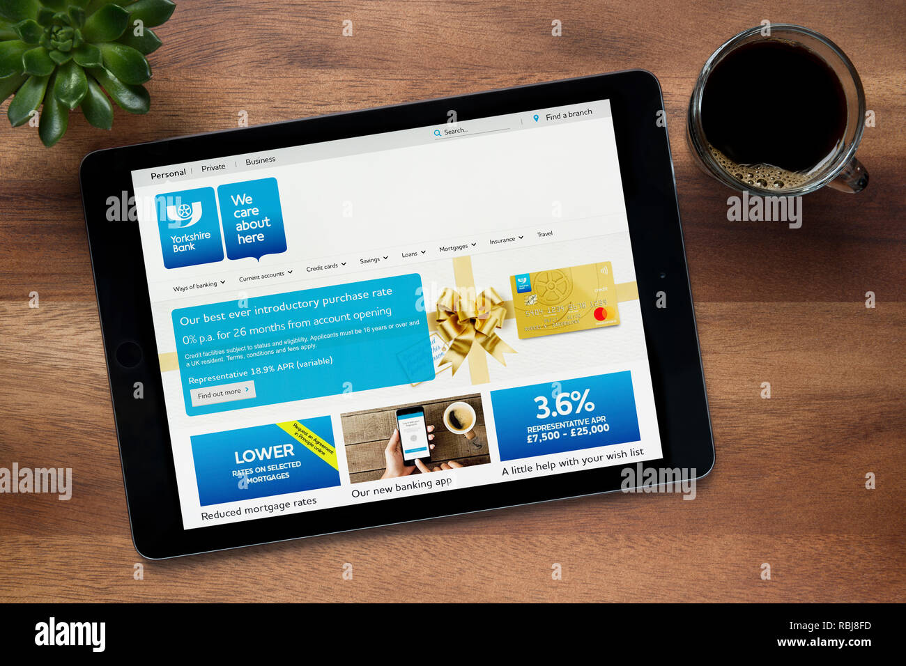Die Website von Yorkshire Bank ist auf einem iPad Tablet gesehen, auf einer hölzernen Tisch zusammen mit einem Espresso und einem Haus Anlage (nur redaktionelle Nutzung). Stockfoto