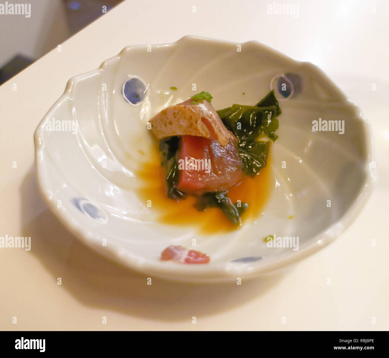 Eine Platte od Bonito Sashimi in Yasu Omakase Sushi-bar in Toronto, Kanada Stockfoto