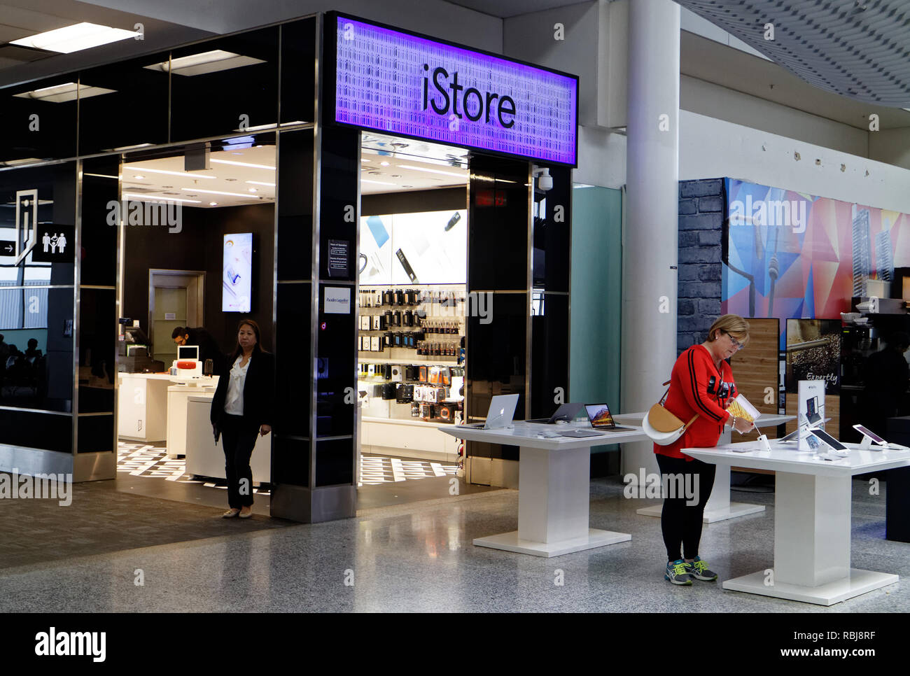 Eine Frau an einem iPad im Apple iStore in Toronto Pearson Flughafen suchen Stockfoto