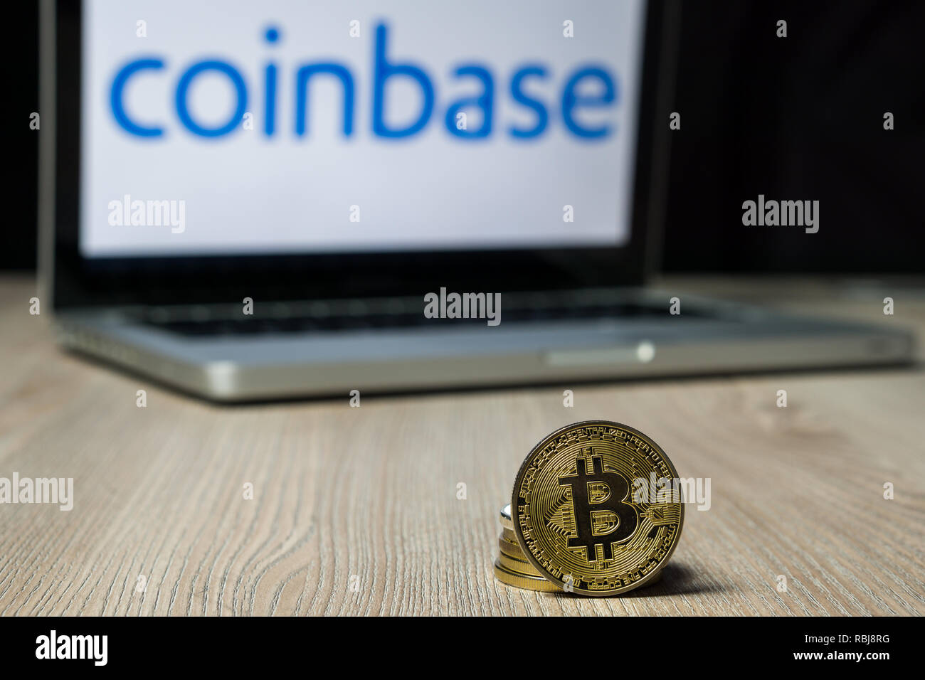 Bitcoin Münze mit dem Coinbase exchange Logo auf einem Laptop Bildschirm, Slowenien - Dezember 23th, 2018 Stockfoto