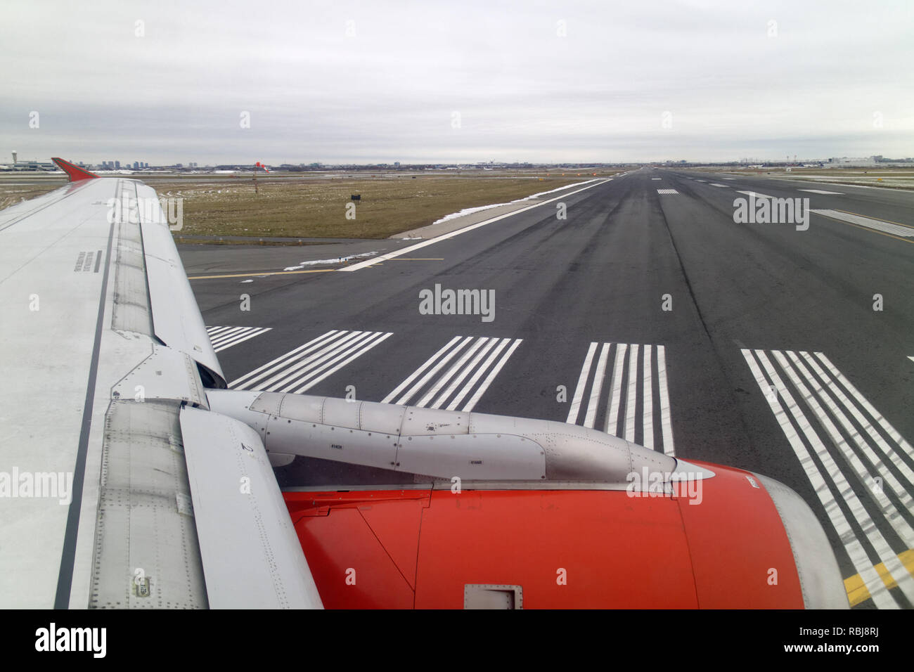 Suche entlang der aktiven Start- und Landebahn am Flughafen Toronto Pearson aus einem Flugzeug Fenster Stockfoto