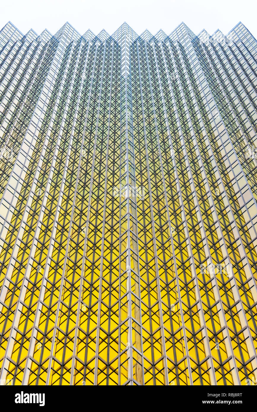 Suchen Sie in der Royal Bank of Canada (RBC) Gebäude South Plaza Tower auf der Front Street in der Innenstadt von Toronto, Kanada Stockfoto